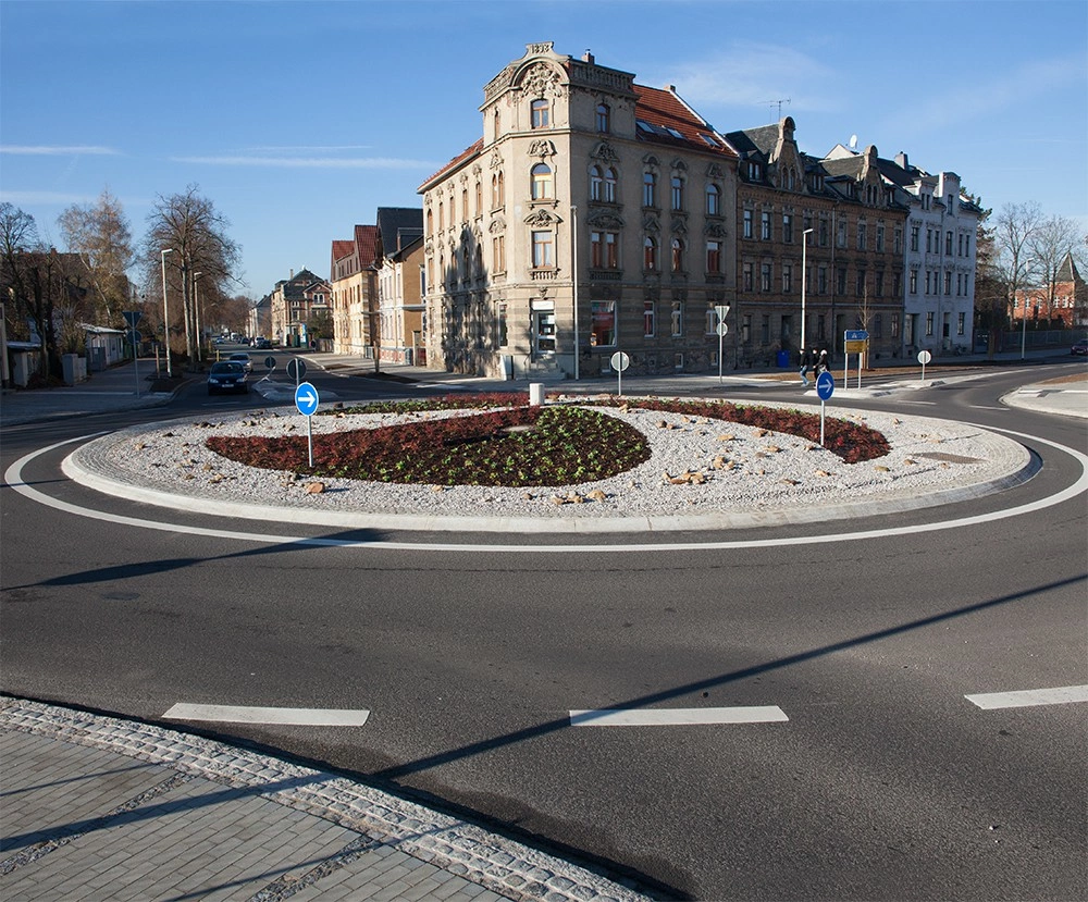 Die Stadtwerke gestalteten einen Kreisverkehr mit verschiedenen Blumen.