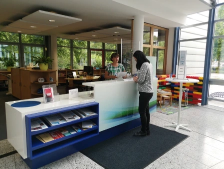 Der Kundenservice der Stadtwerke Glauchau mit einer Mitarbeiterin und einer Kundin.