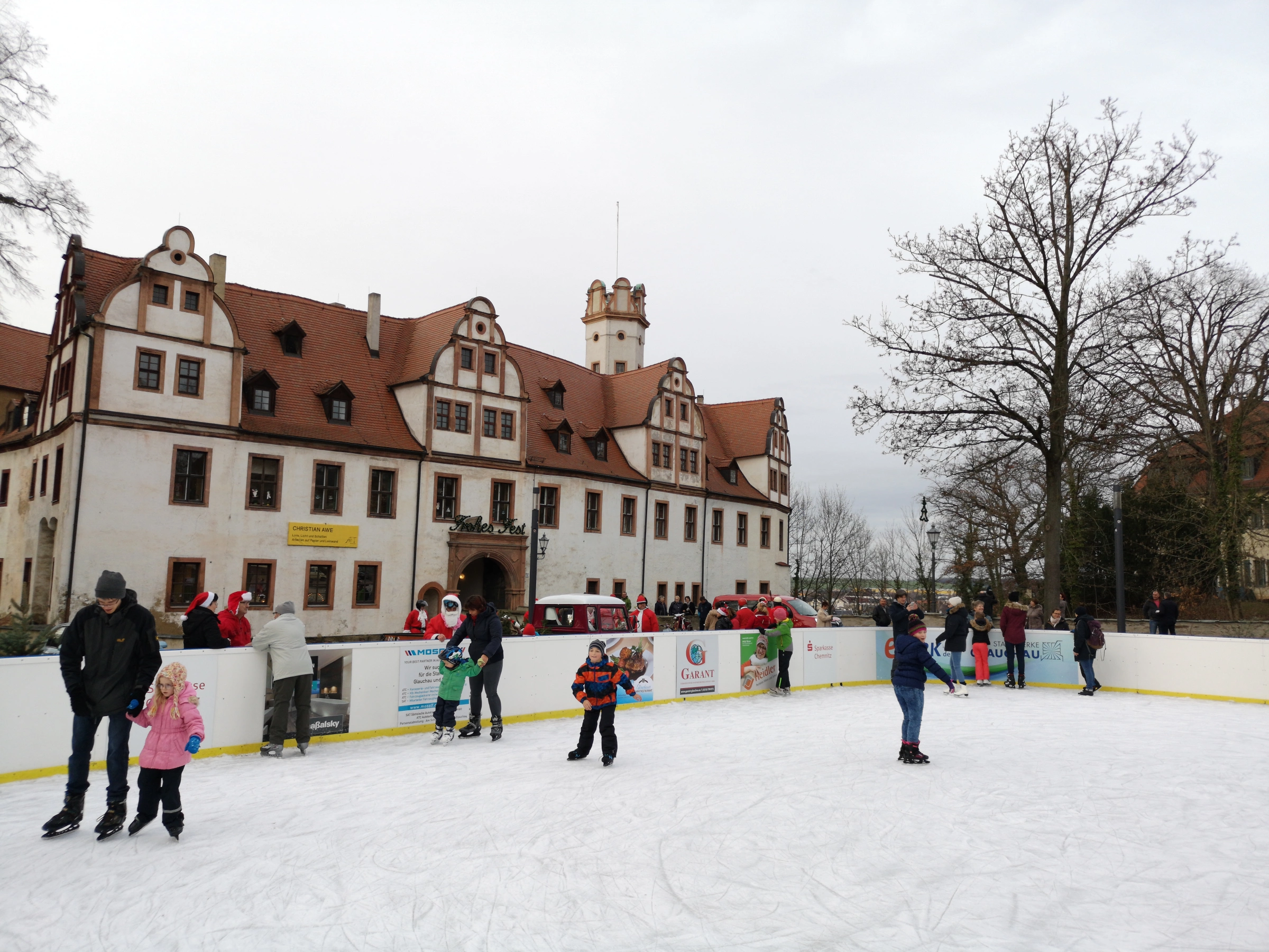 Die Eisbahn vor dem Schloss Glauchau hat viele Besucher