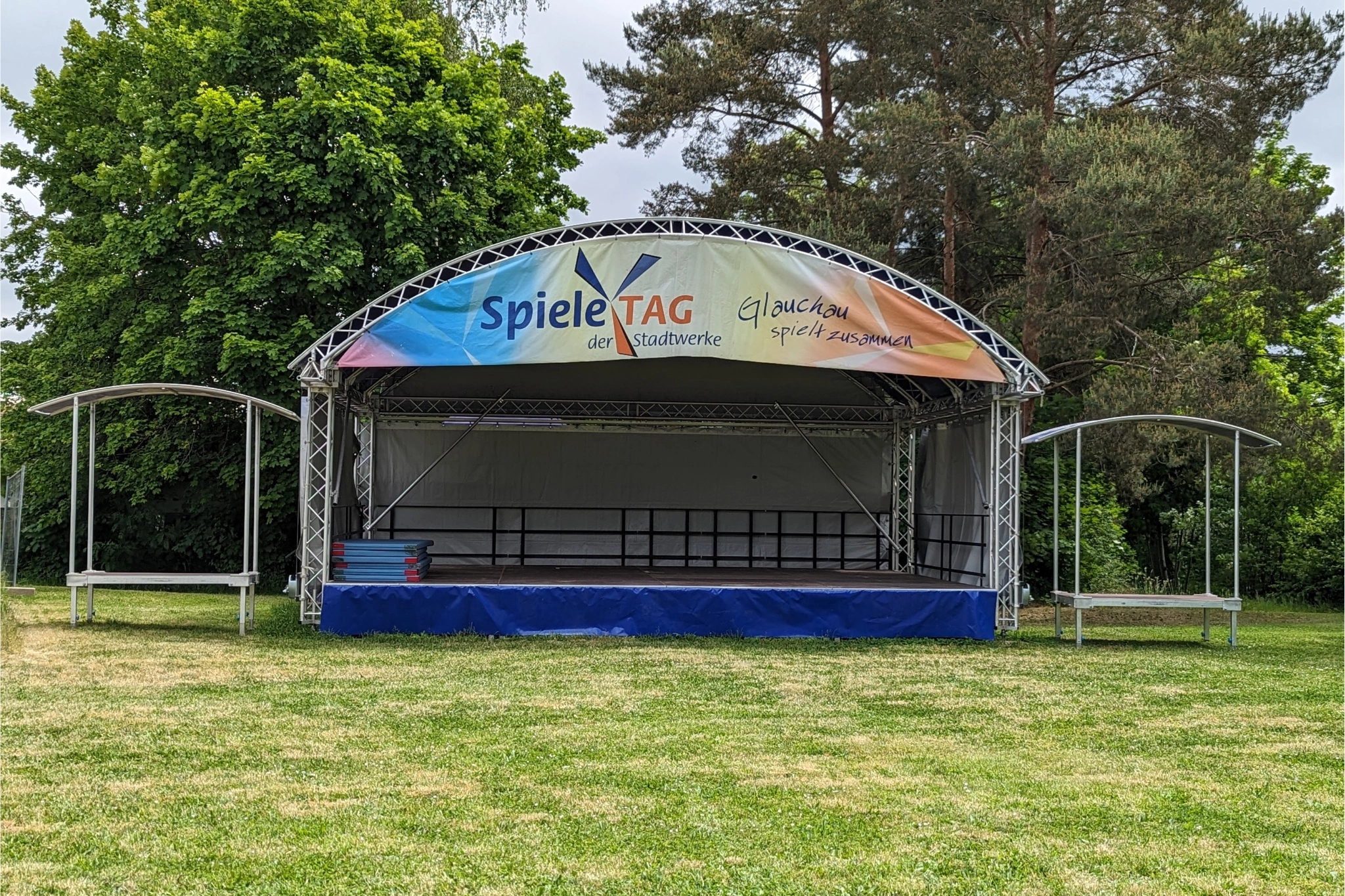 Der Bühnenaufbau der Stadtwerke zum Spieletag auf unserem Gelände.