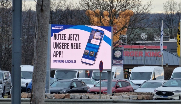 Die LED Werbetafel der Stadtwerke Glauchau zeigt Werbeinhalte von Unternehmen der Region.
