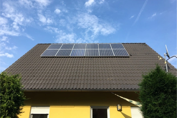 Eine Solaranlage auf einem Dach eines Einfamilienhauses.